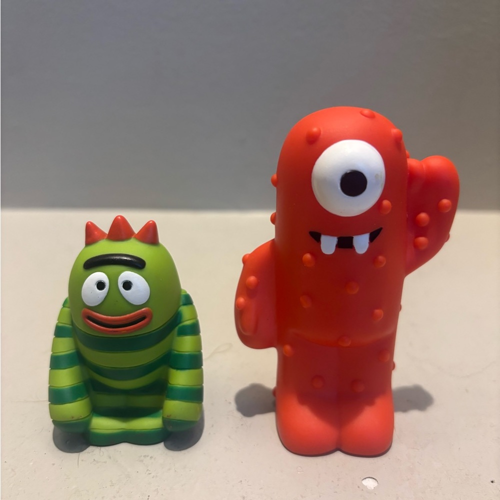 Yo Gabba Gabba 2 Figure Plastic Pllay - Muno & Brobee retro Boombox
